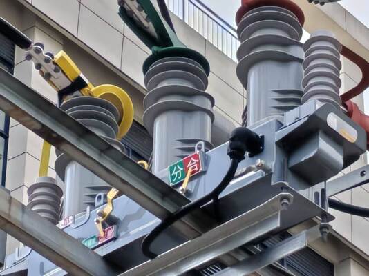 220VAC ± 10% di tensione di uscita IP67 impermeabile a consumo di energia ultra-basso (~ 6W) Dispositivo di alimentazione per recloser con estrazione di tensione capacitiva